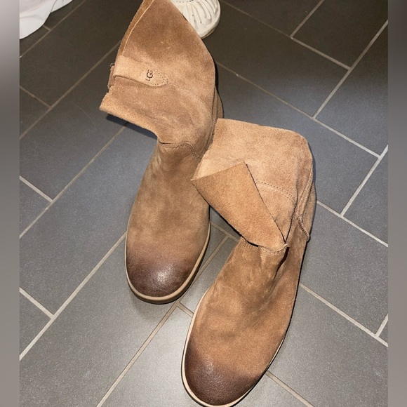 UGG boots. Never worn. Size 8 - Picture 2 of 7